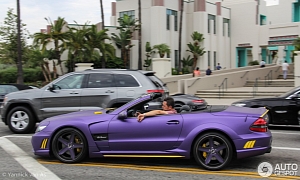 Mercedes-Benz SL R230 Facelift Sighted with LA Lakers-Inspired Colors
