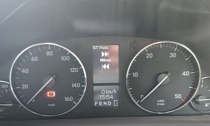 Mercedes-Benz C-Class W203 Instrument Cluster Hacked to Display Custom Text