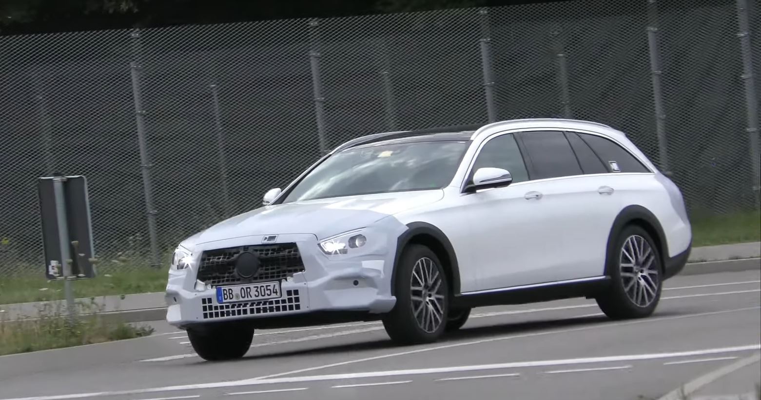 Mercedes E-Class All-Terrain Facelift Spied Getting Ready for Fight With  Volvo a - autoevolution