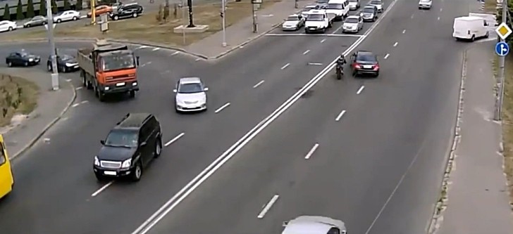Mercedes Idiot Causes Brutal Motorcycle Accident