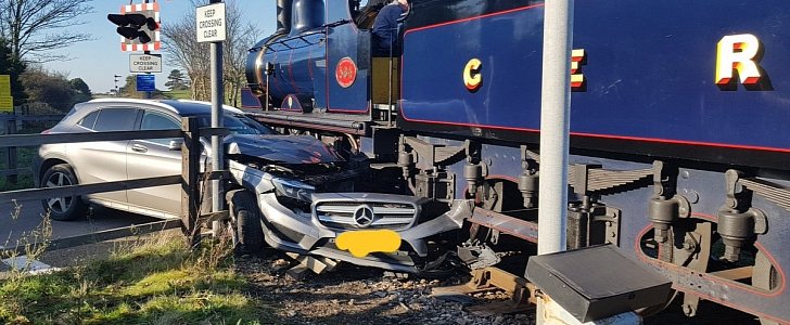 Mercedes driver refuses to stop at level crossing, train smashes through 