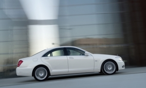 Mercedes S400 Hybrid Launched in Japan