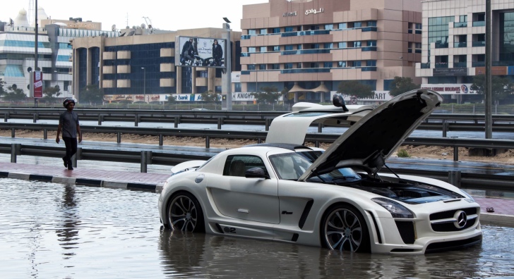 Mercedes SLS AMG Drowns in Puddle: Rain in Dubai