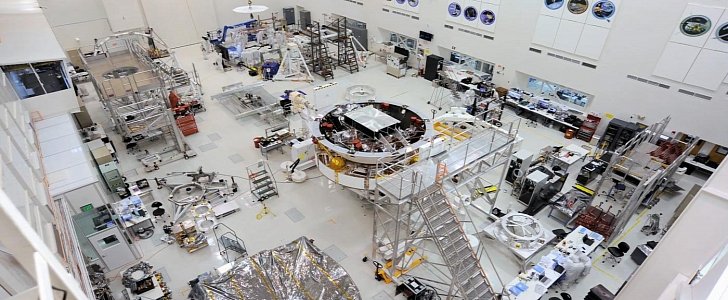 Assembling of the Mars 2020 spacecraft