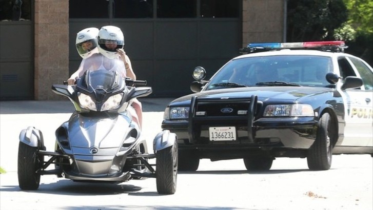 Miley Cyrus Calls for Police Escort over Paparazzi Chasing