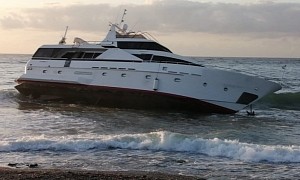 Millionaire Owner Flees After Having Abandoned His Damaged Luxury Yacht on a Beach