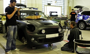 MINI Cooper S Gets Blacked Out in Russia