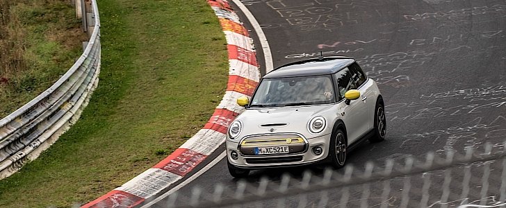 MINI Cooper SE entering the curb with no brakes