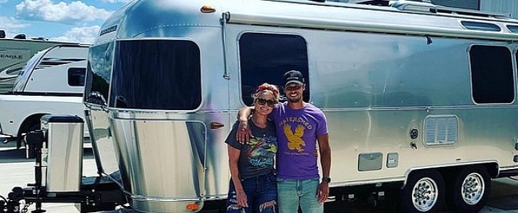 Miranda Lambert shows off her first new trailer acquisition, the 2020 Airstream Globetrotter