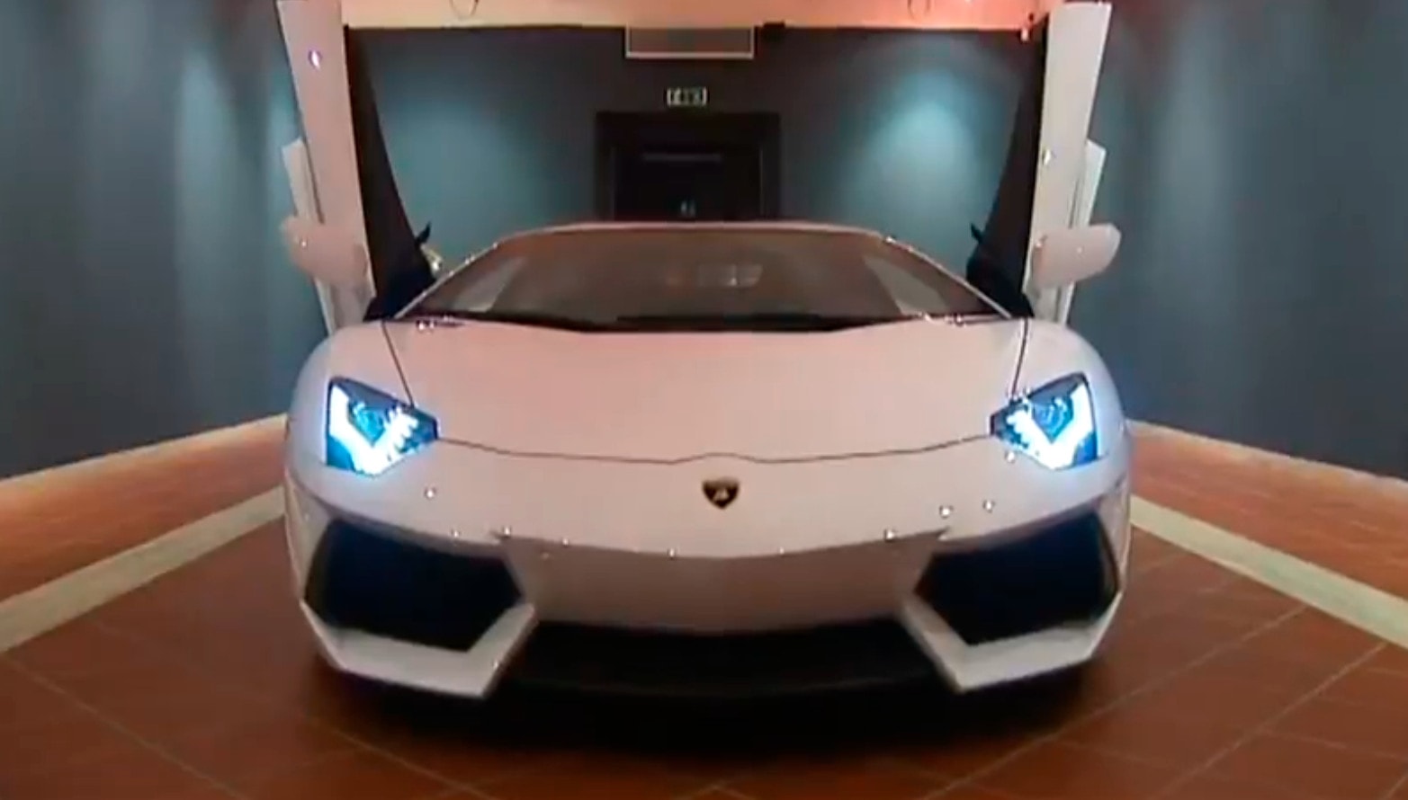 Mission Impossible: Aventador Assembled in a Small Room - autoevolution
