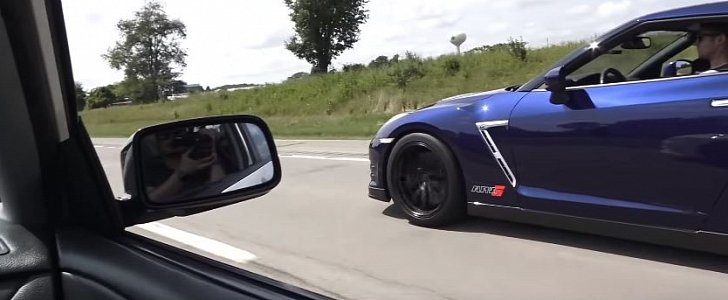 Modded GT-R Drag Races Built Evo IX on Highway