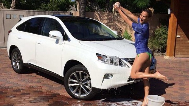 Model Bar Refaeli Foam Washes Her New Lexus RX
