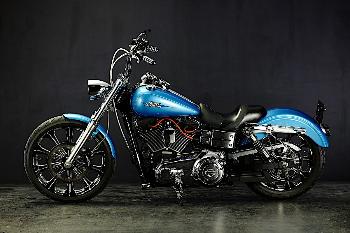 The Modernized Harley Davidson Dyna Is Now Called Bluerock And It S Unique Harley Girl