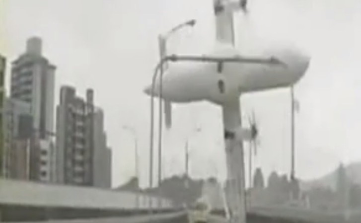 Moment the TransAsia Airplane Crashes Shortly After Tekoff Is Shocking