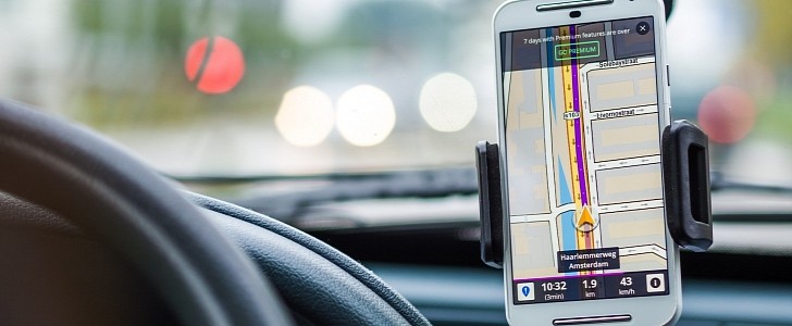 Smartphone showing guidance app in windshield mount