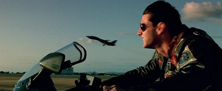 Tom Cruise without a helmet in Top Gun