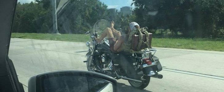 Biker chills on the I-95 in Florida, while doing at least 50mph