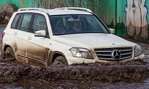 Mud Driving in Russia Looks Like Chocolate Fountain