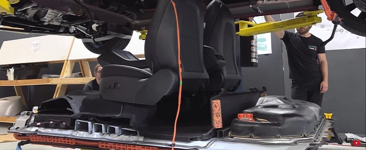 Munro & Associates tears down structural battery pack on Tesla Model Y