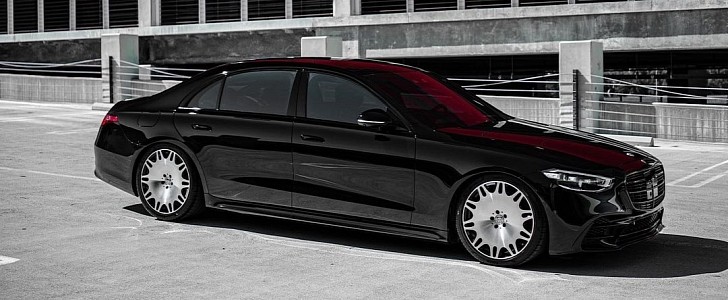 Murdered-Out 2021 Mercedes-Benz S 580 AMG Line riding on 22-inch Brabus Monoblock M Platinum Edition