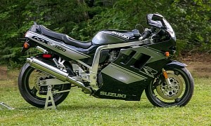 Museum-Grade 1990 Suzuki GSX-R1100 With Four-Digit Mileage Is Next to Impeccable