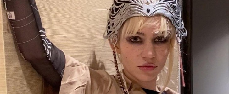 Musician Grimes got herself a full back "alien scar" tattoo, is now ready for space tourism