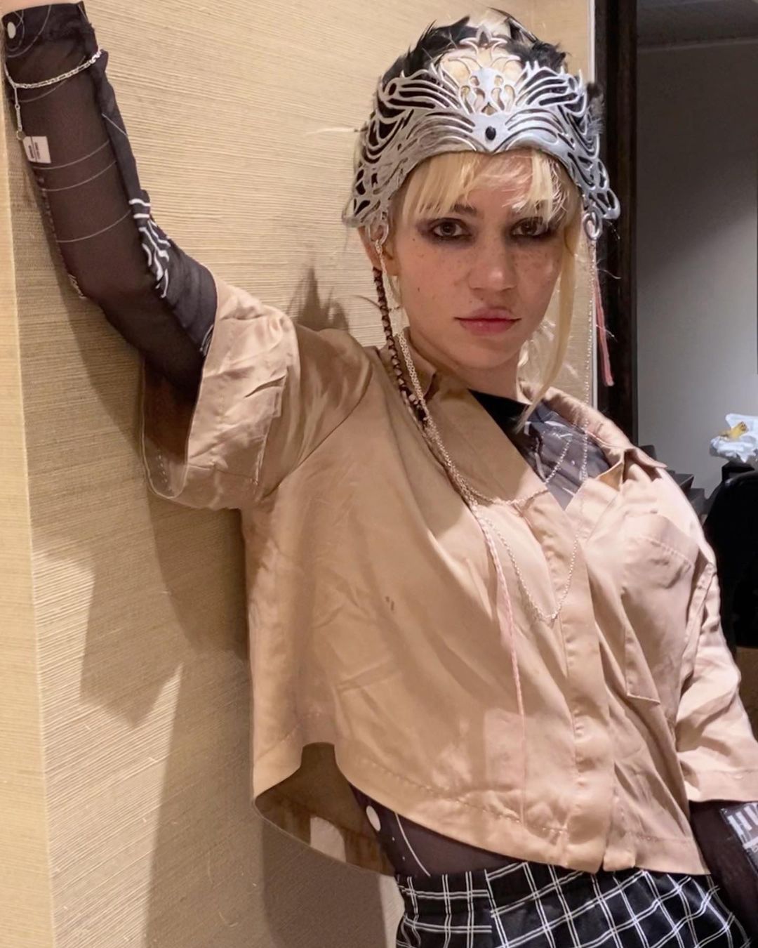 Musician Grimes Is Ready for Space Travel With Full Back “Alien Scar