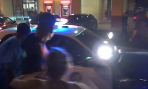 Mustang Does Burnout and Runs From the Police, Escapes as Bystanders Bully the Officers