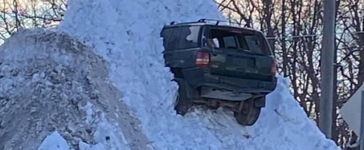 Jeep Grand Cherokee stuck in a mountain of snow baffles the Internet