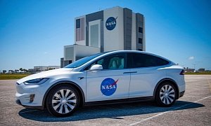 NASA 'Nauts to Squeeze through Model X's Falcon Doors en Route to Space Station