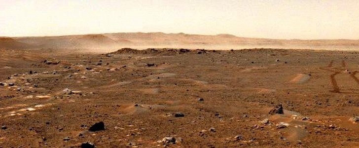 Massive dust cloud sweeps across the Martian surface