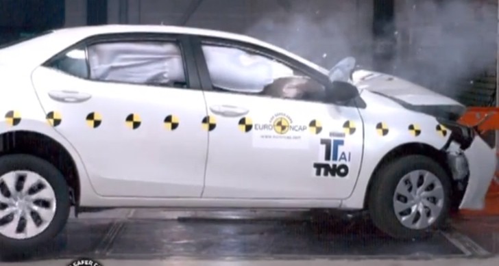 2013 Toyota Corolla crash test