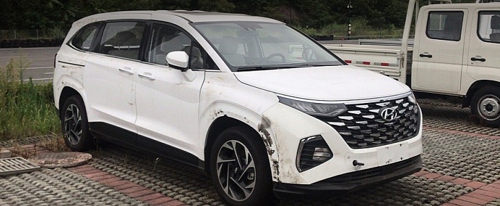 New Hyundai Custo Minivan Spotted In, Minivan Sliding Door
