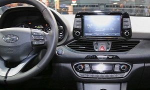 New Hyundai i30's Infotainment Looks Like a Weird Tablet with Knobs in Paris