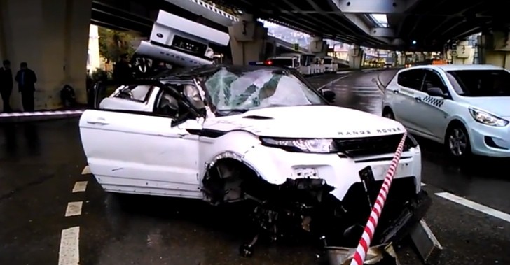 New Range Rover Evoque Falls from a Bridge in Russia