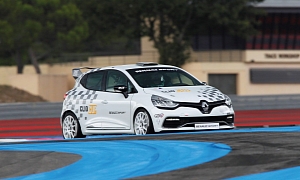New Renault Clio IV RS Becomes Awesome Race Car