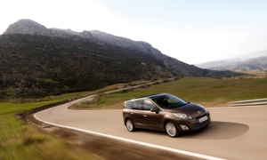 New Renault Grand Scenic Photos and Details
