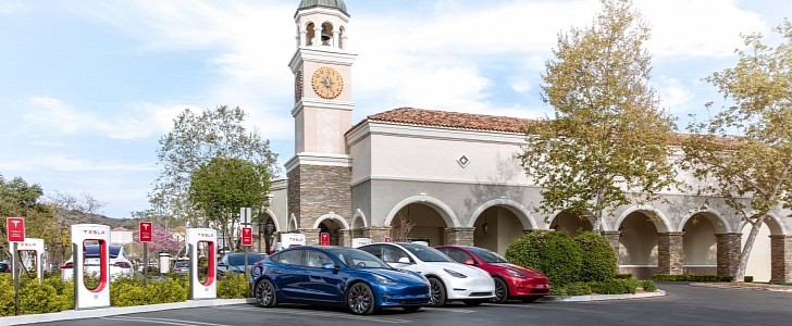 Multiple Teslas at a Supercharger