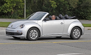New VW Beetle Cabrio Spied with Top Down