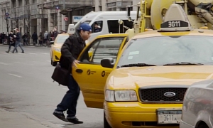 New York Cab Driver Pranks Passangers with Live Snake