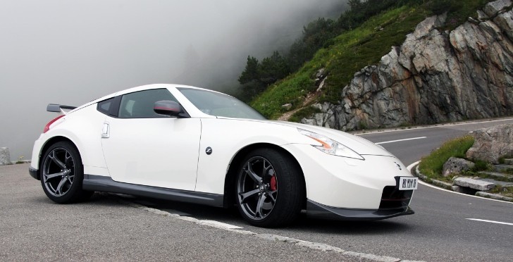 Nissan 370Z Nismo Races Extreme BASE Jumper in Swiss Alps