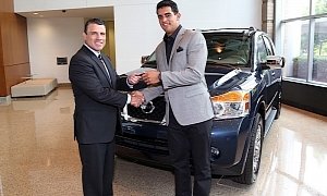 Nissan Gifts New Armada SUV to Tennessee Titans Quarterback Marcus Mariota