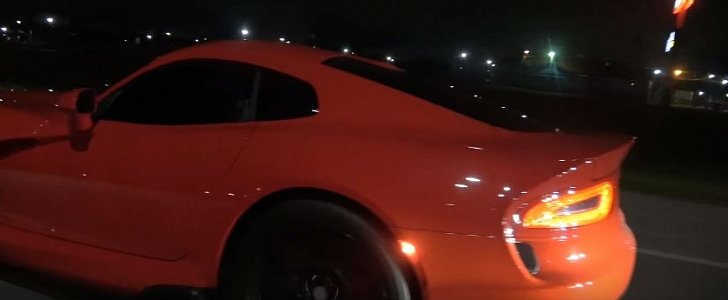 Nissan GT-R Drag Races Dodge Viper