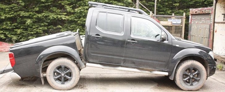 Nissan Navara D40 with broken chassis