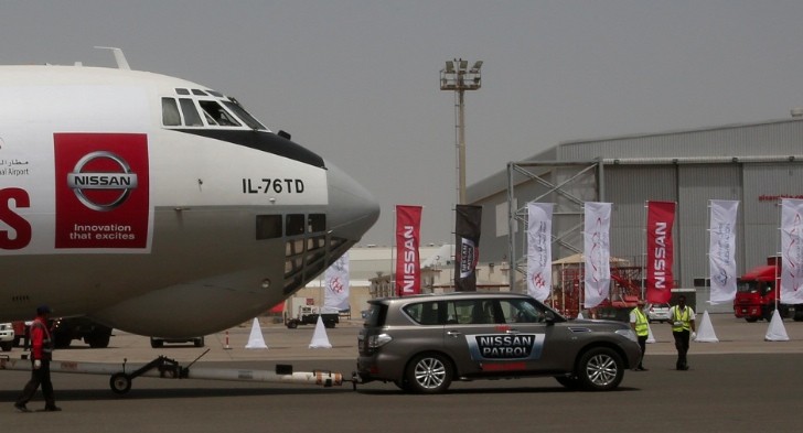 nissan patrol pulls 170 ton plane sets new world record video 65577 7