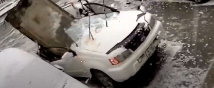 Only in Russia: Nissan X-Trail finds terrible ending as slab of concrete falls from building