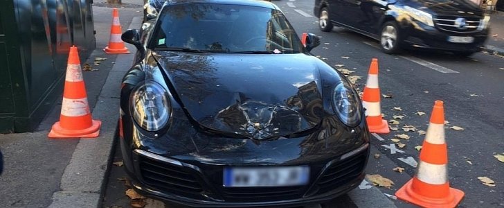 Porsche 911 parked illegally in Paris gets abused