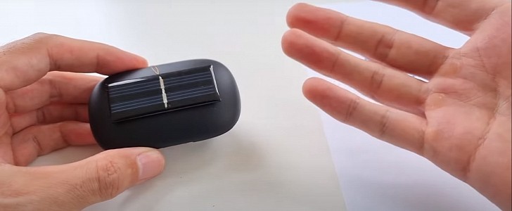 Guy integrates tiny solar panel to the case of its earbuds, to charge them directly from the sun