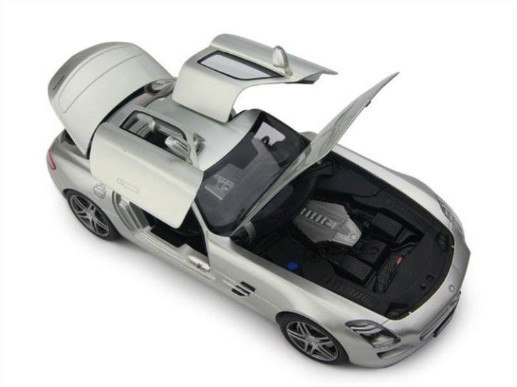Mercedes-Benz SLS AMG in 1:18 Scale by Norev