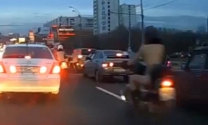 Nude Motorbike and Scooter Riders Enter Moscow